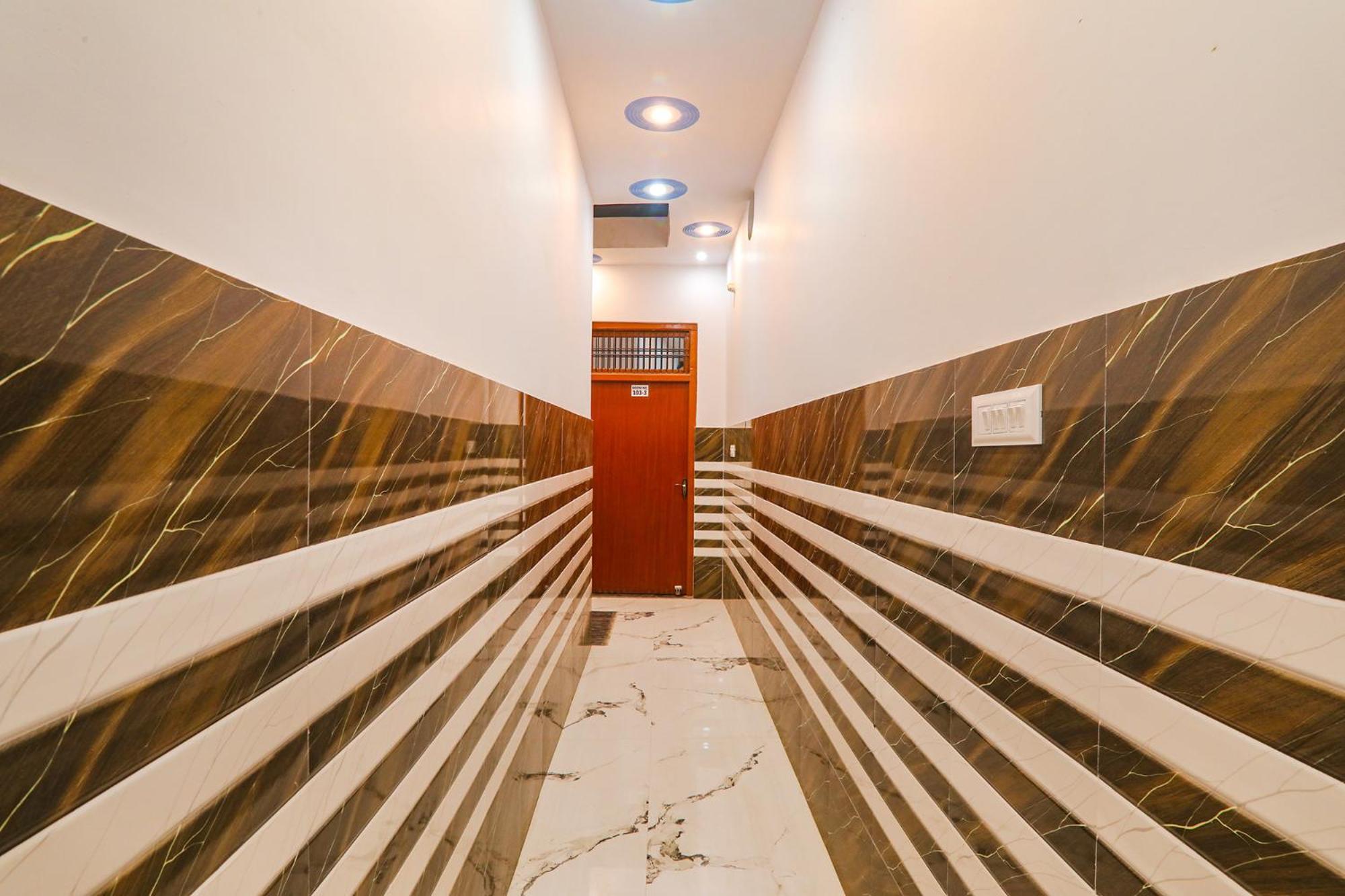 Отель Fabexpress Shree Siya Raman - 500M From Shri Ram Janam Bhumi Ayodhya Экстерьер фото